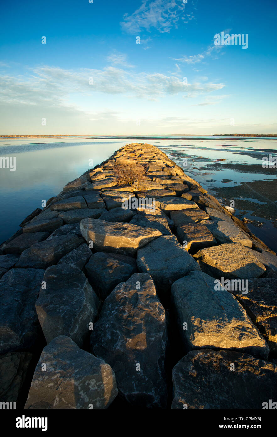 Un largo espigón de piedra se extiende hacia el horizonte en el histórico Río Ottawa cerca de Britannia Beach. Foto de stock