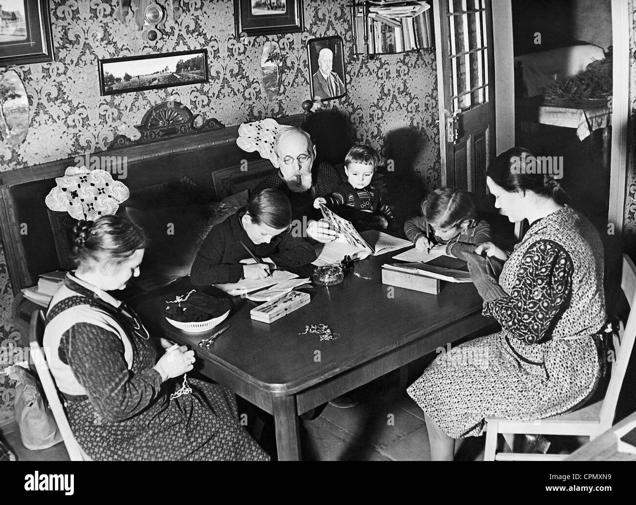 Familia de clase media baja, 1942 Foto de stock