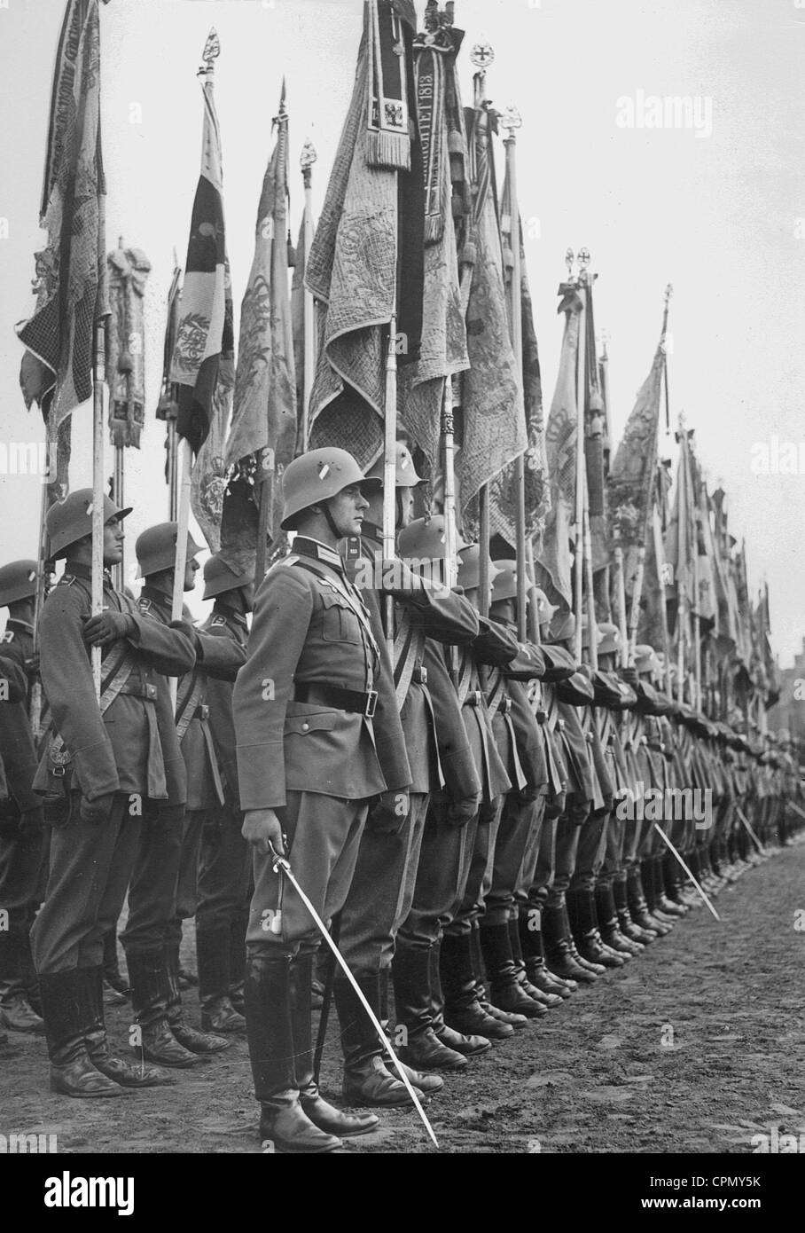 Las banderas del ejército imperial en héroes del día conmemorativo, 1935 Foto de stock