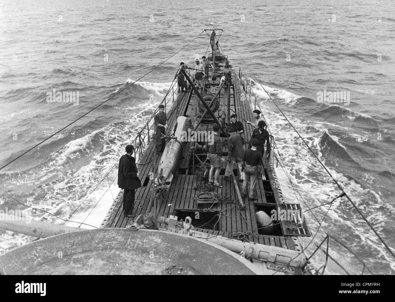 Transbordo de un torpedo de un submarino alemán, 1942 Foto de stock
