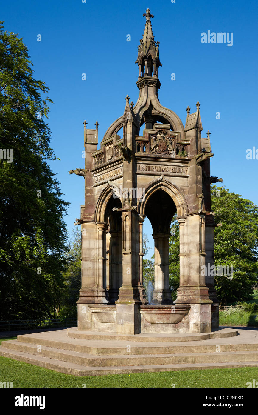 Cavendish Memorial, una fuente gótica erigida en 1886 en memoria del señor Frederick Cavendish. Bolton Abbey, North Yorkshire, Reino Unido Foto de stock