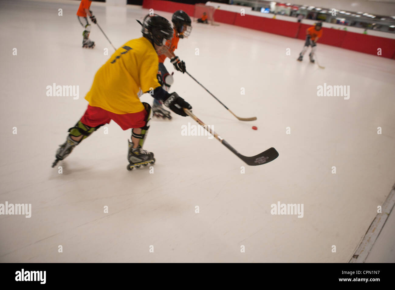 Diez años en jugadores de hockey sobre hielo golpeando un puck, Youth Hockey League. Foto de stock