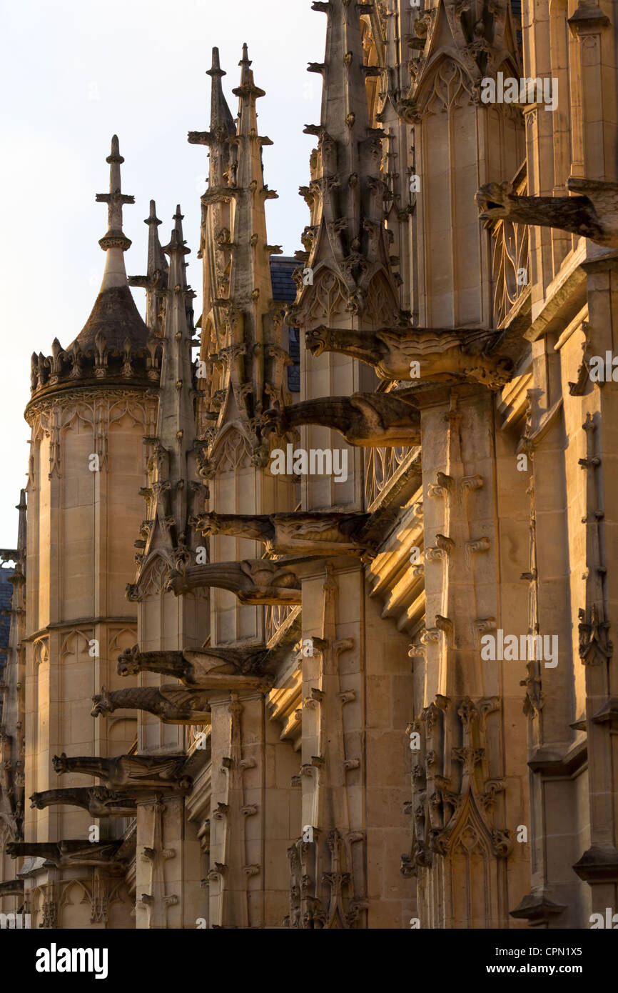 Las gárgolas y pináculos del Palacio de Justicia, Rouen, Francia Fotografía de stock Alamy