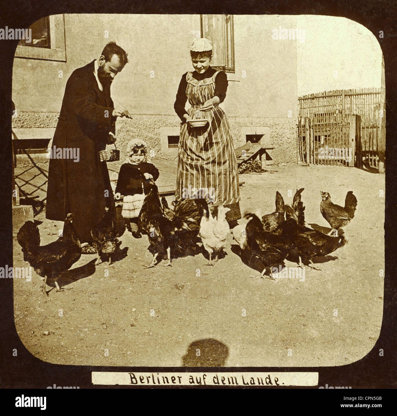Geografía / viajes, Alemania, gente, habitantes de Berlín en el país, familia en una granja, alimentación de pollo, alrededor de 1890, Derechos adicionales-Clearences-no disponible Foto de stock