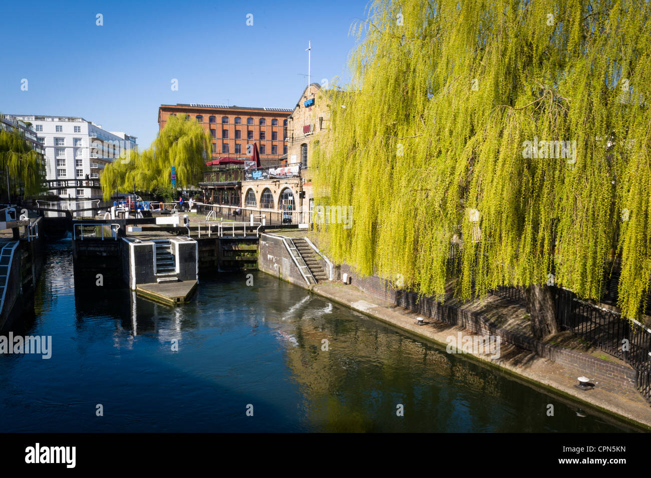 London Camden Town ver de Regents Canal lock bridge reflexión agua