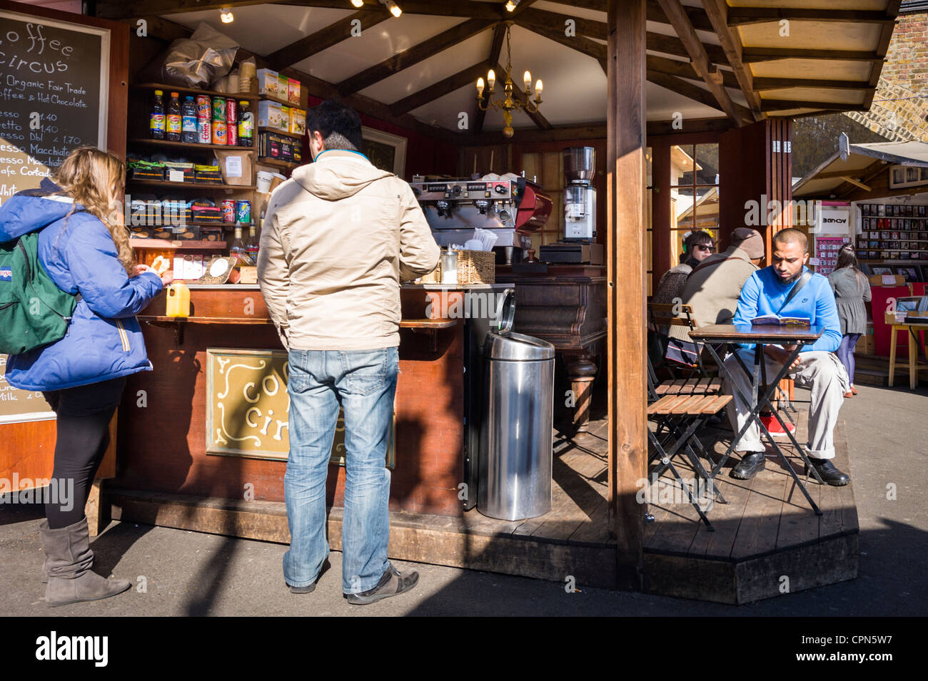 London Camden Town Village mercado Circo Café restaurante cafetería snack  bar gente interesante de turistas fuera al aire libre Fotografía de stock -  Alamy