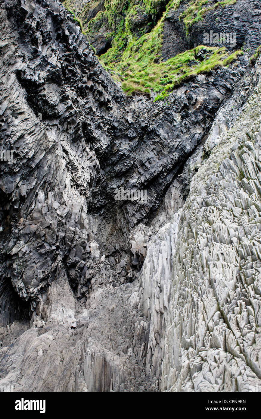 Cerca de la columna de basalto, Islandia Foto de stock
