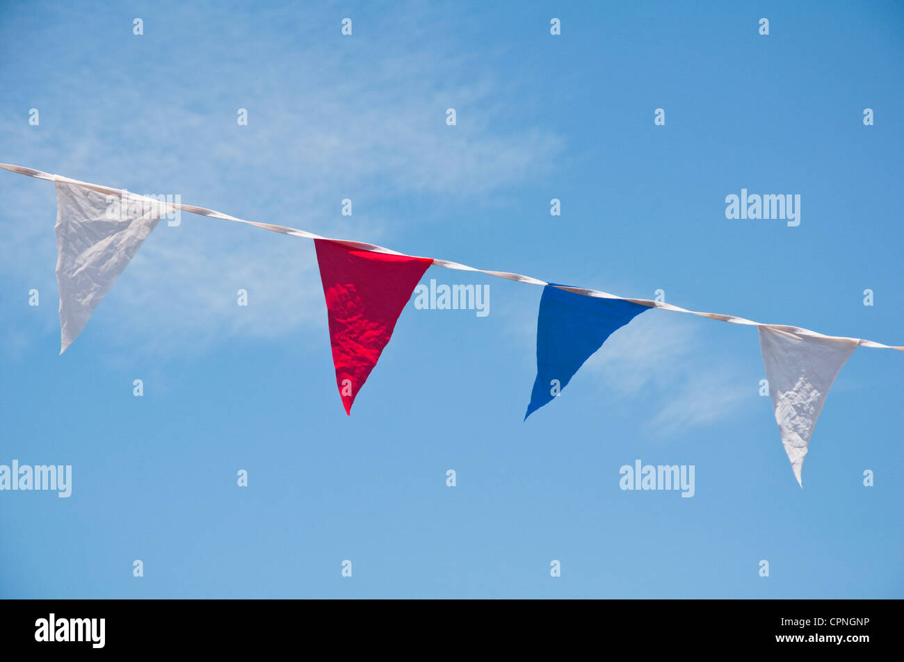 Bunting banderas: rojo, blanco y azul - contra un cielo azul. Foto de stock