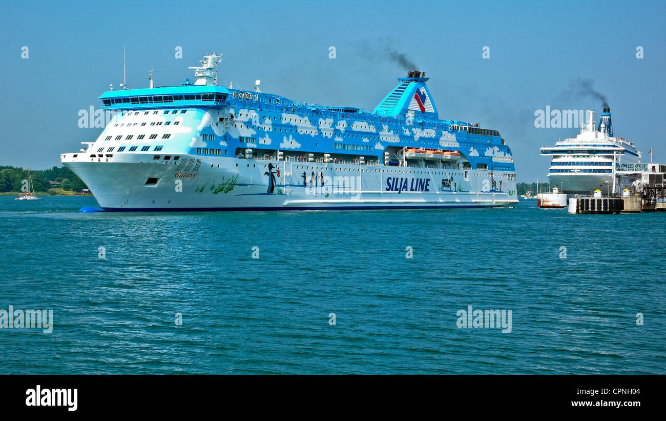 Tallink Silja Line car y transbordadores de pasajeros dejando Mariemamn Galaxy en las Islas Aaland Finlandia con Silja Europa detrás Foto de stock