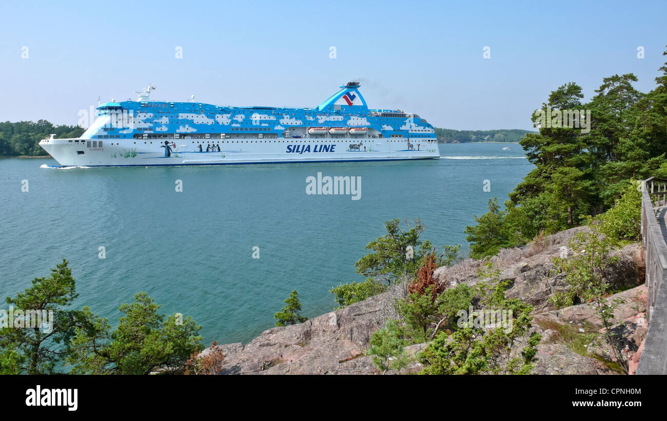 Tallink Silja Line car y transbordadores de pasajeros dejando Mariemamn Galaxy en las Islas Aaland Finlandia Foto de stock