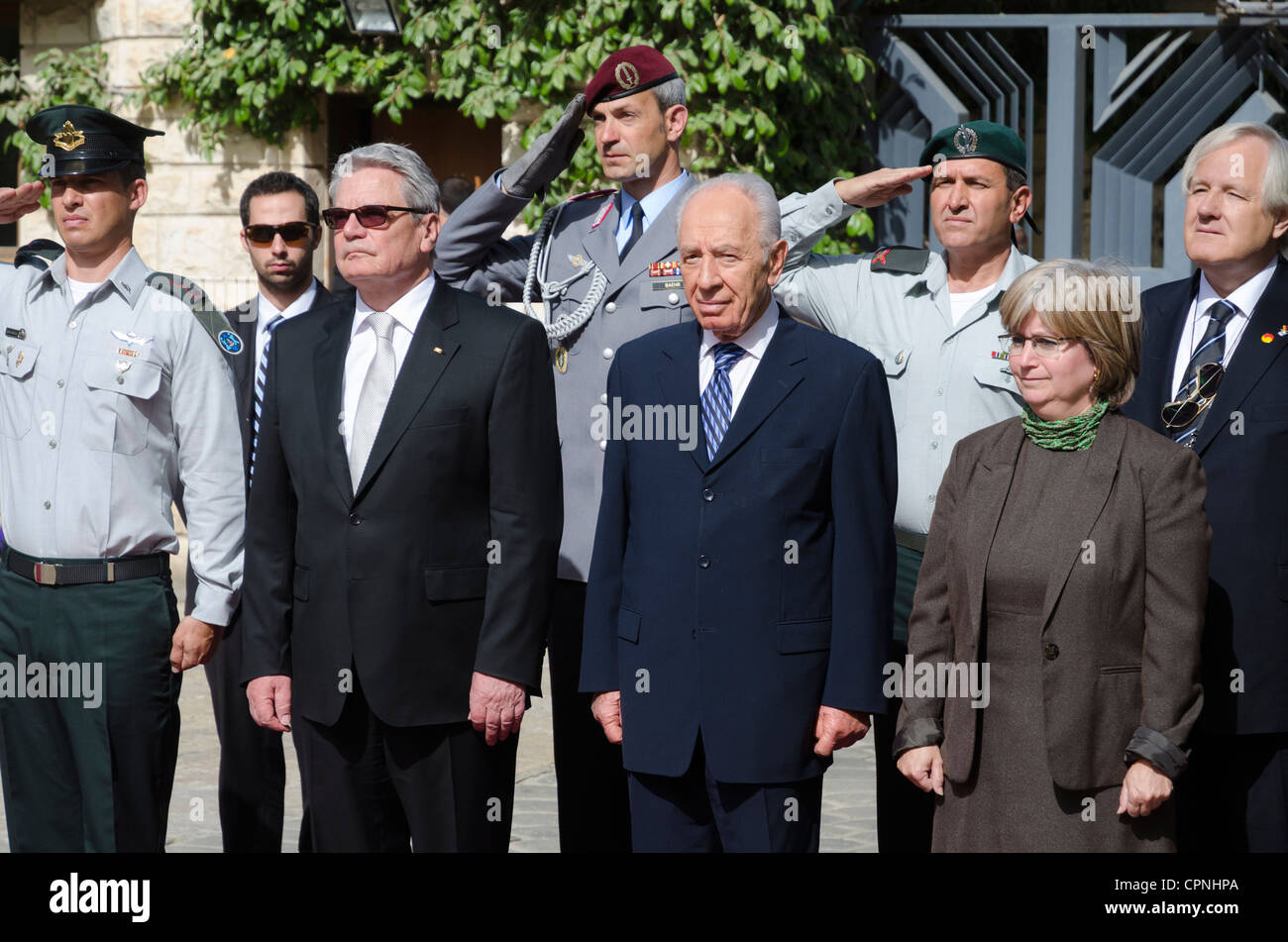 El Presidente de Israel, Shimon Peres, y su homólogo alemán Joachim Gauck revisar una guardia de honor militar durante una ceremonia bienvenidos Foto de stock