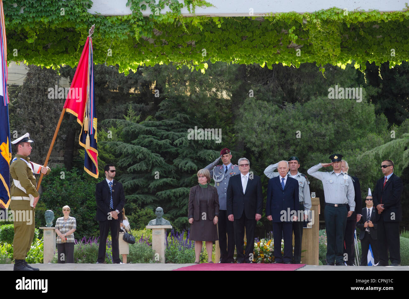 El Presidente de Israel, Shimon Peres, y su homólogo alemán Joachim Gauck revisar una guardia de honor militar durante una ceremonia bienvenidos Foto de stock