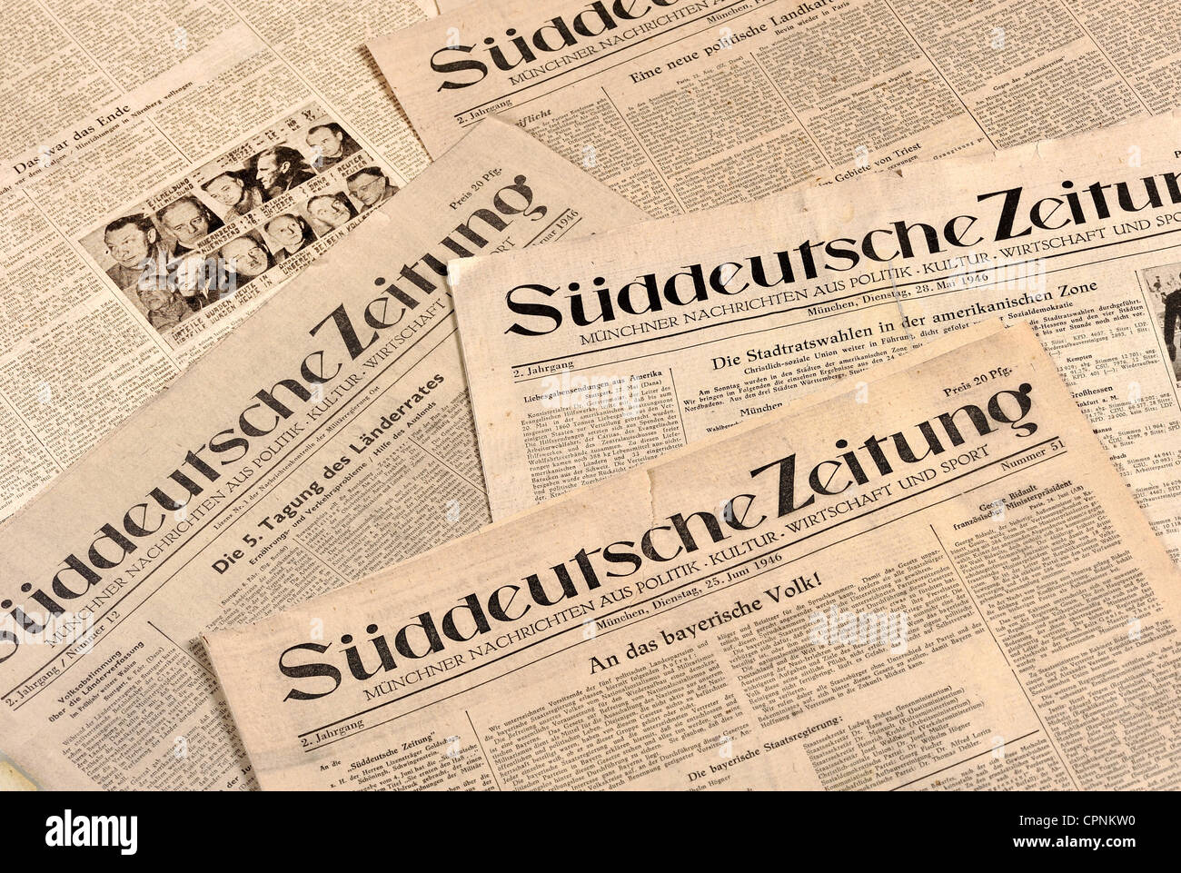 Prensa / medios de comunicación, periódico, 'Sueddeutsche Zeitung', 5  verschiedene Ausgaben vom Febrero bis Oktober 1946, 2do año, fue fundada en  octubre de 1945, en el período de la posguerra se convierte