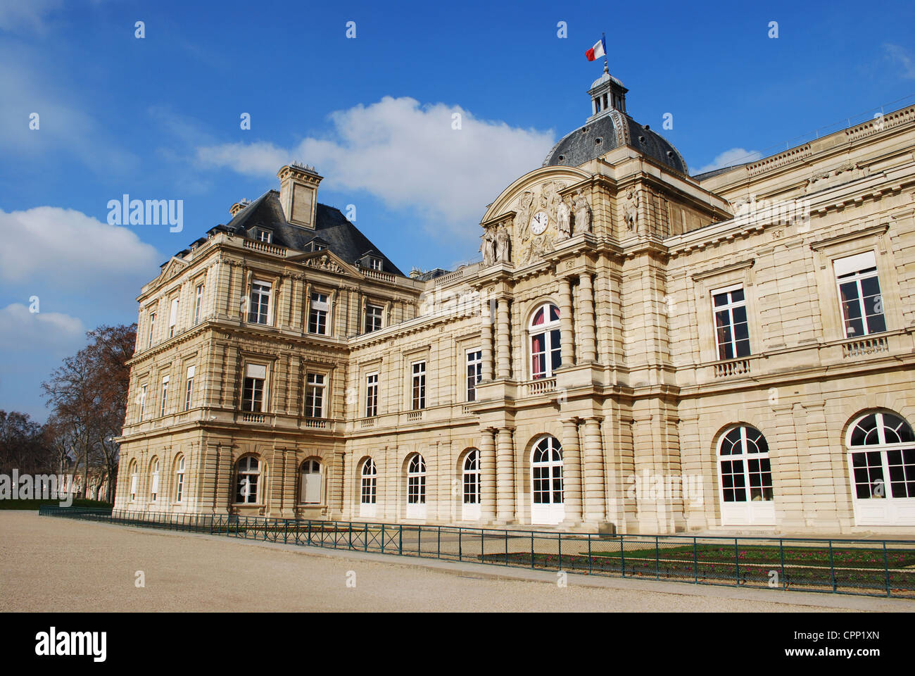 El Palacio de Luxemburgo en el hermoso jardín, París, Francia Foto de stock