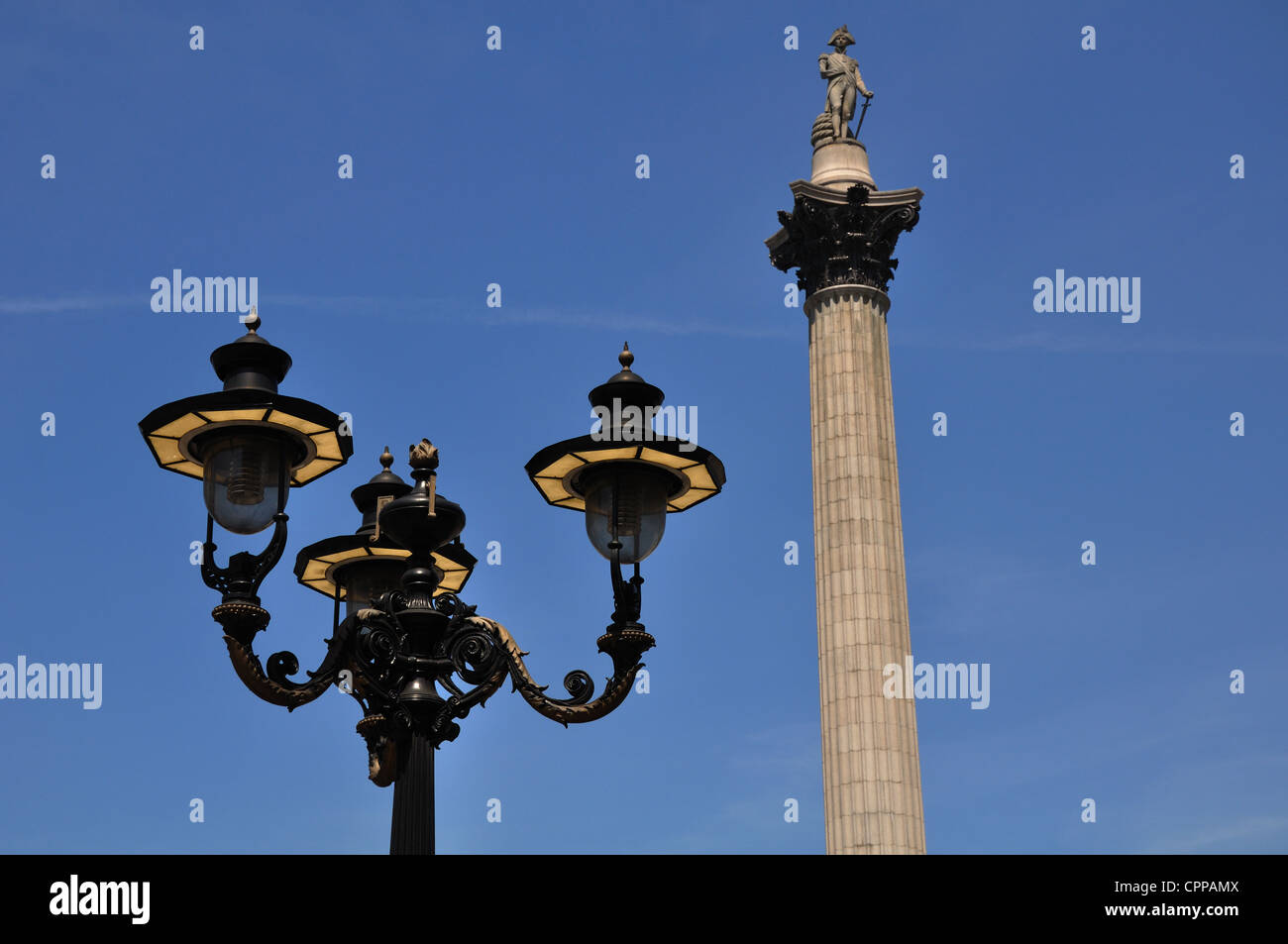 Nelsons Column y ornamentada semáforo, Trafalgar Square, Londres, Reino Unido. Foto de stock