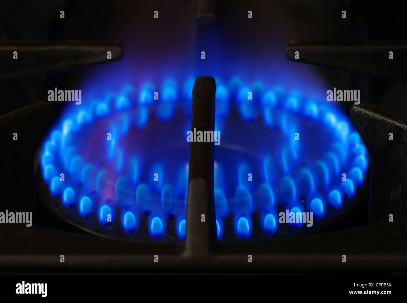 Estufa de gas gama quemador con rejilla de metal oscuro Foto de stock