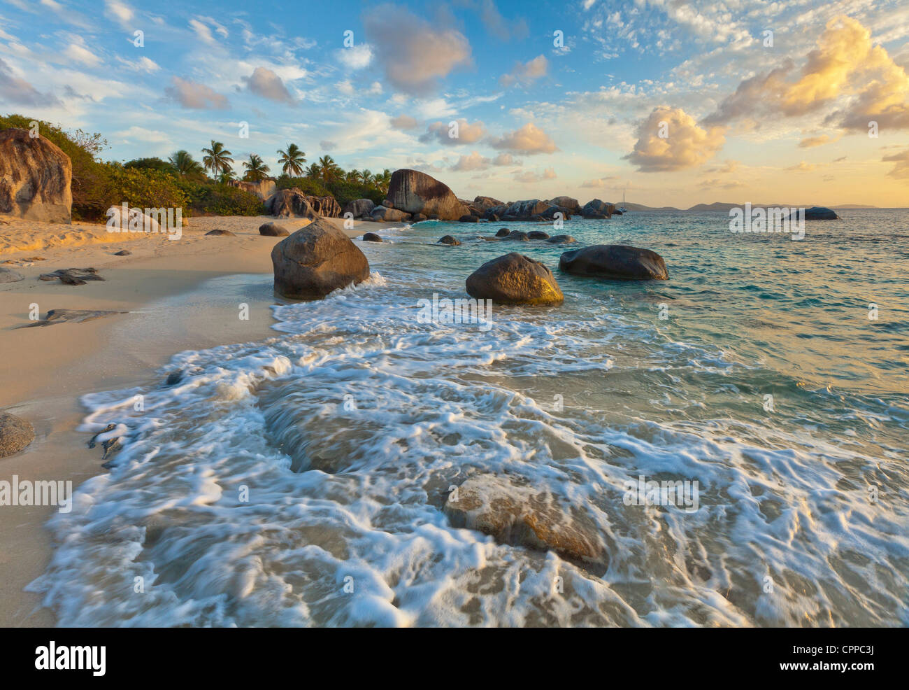Virgen Gorda, Islas Vírgenes Británicas, el Caribe luz del atardecer sobre el surf rock y patrones en la playa de la pequeña Bahía Trunk Foto de stock