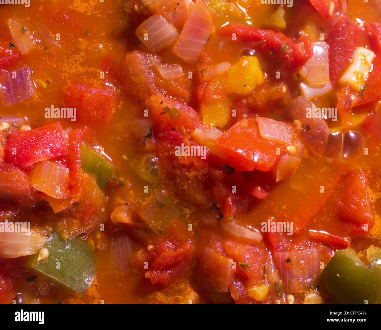 Salsa de tomate casera con verduras hirviendo sobre una estufa Foto de stock