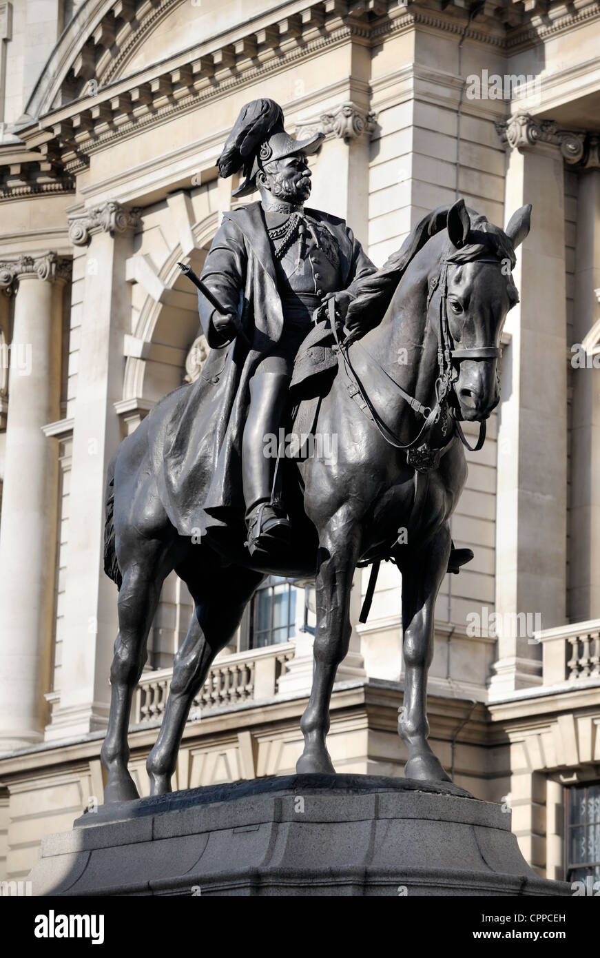 Estatua de Prince George, duque de Cambridge en frente del edificio del Ministerio de Defensa, Whitehall, Londres, Reino Unido Foto de stock