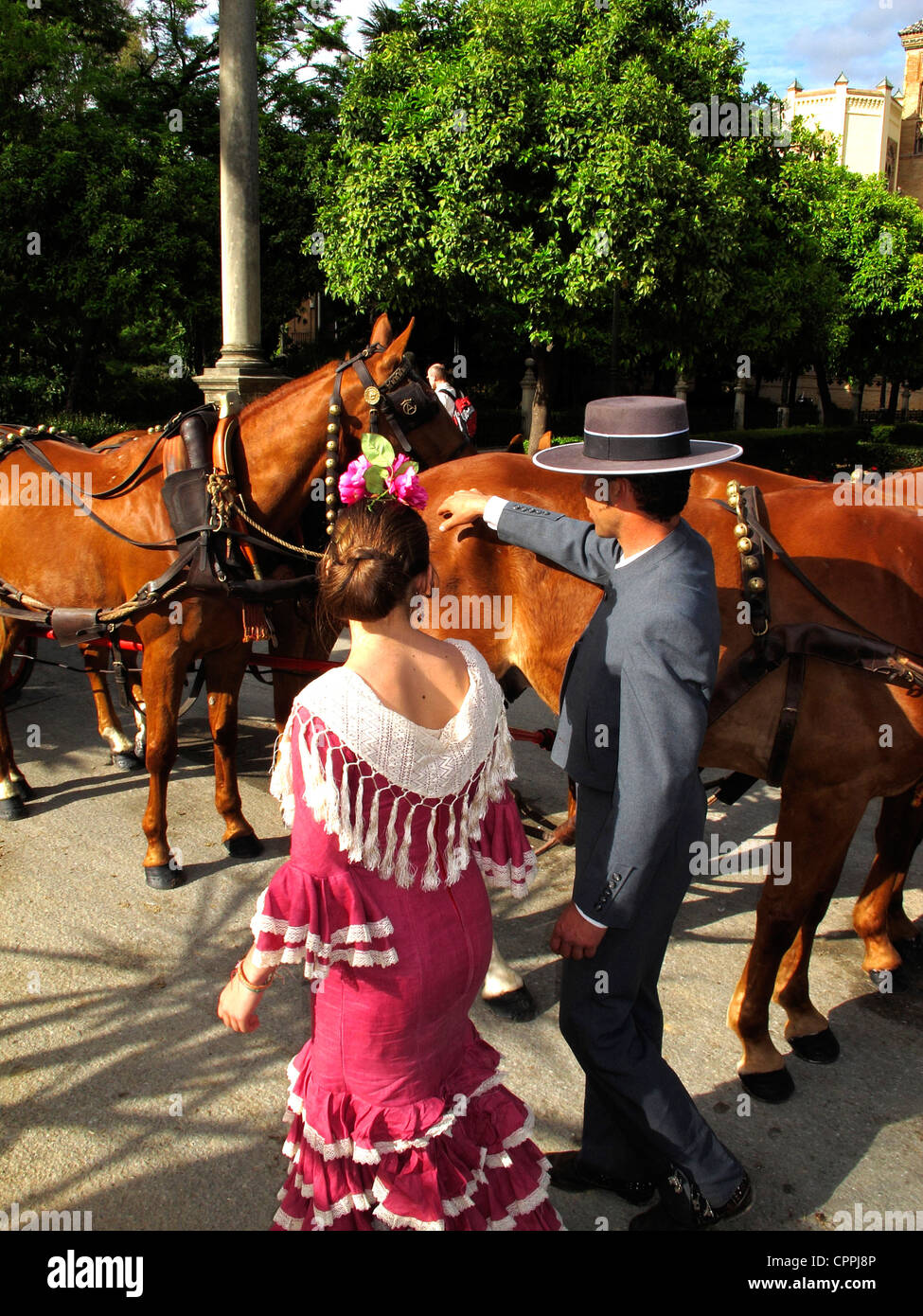 España andalucía Sevilla Español hombre lleva cordobés y su traje de flamenca dama con su horsecart Fotografía de stock -