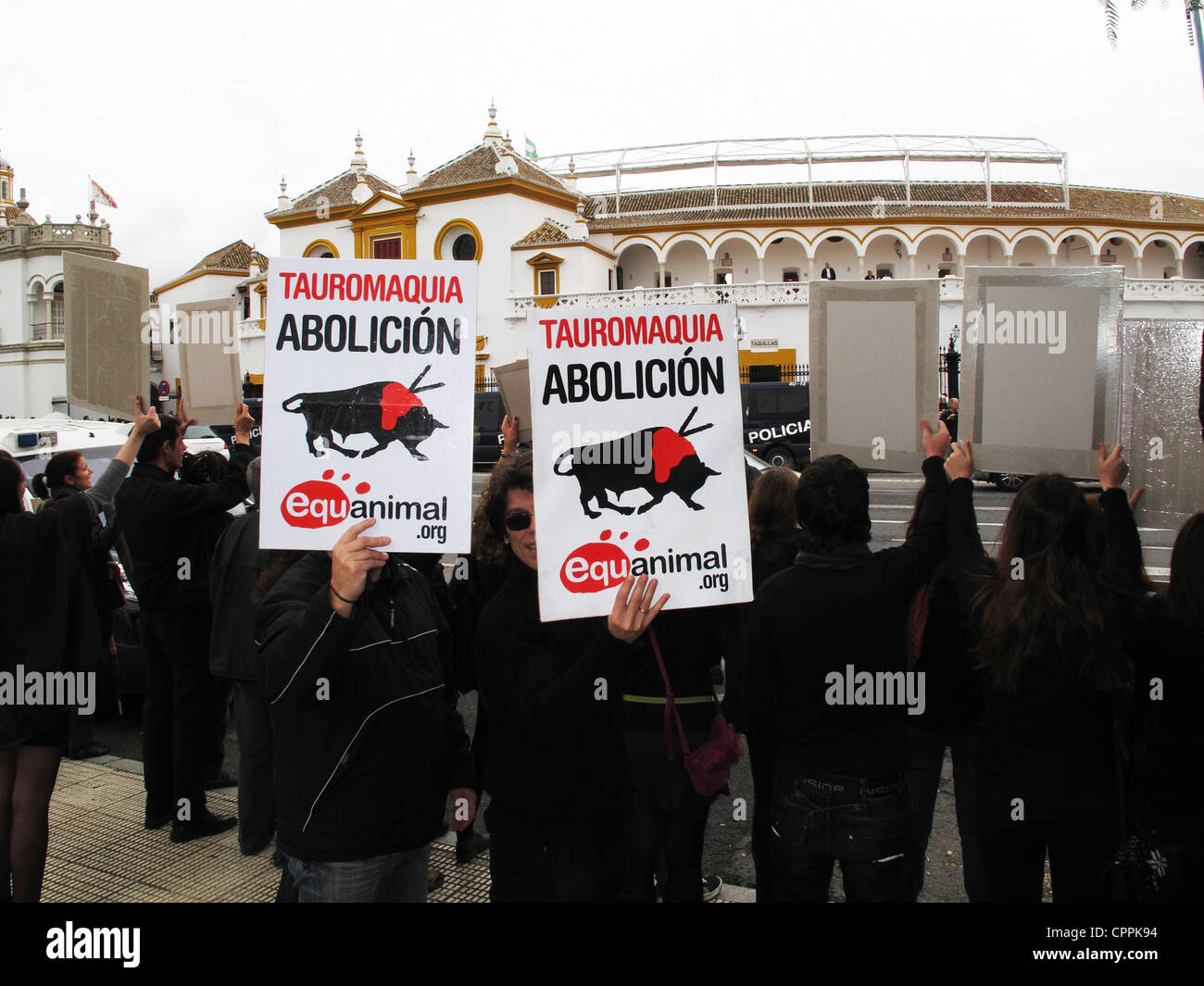 España andalucía Sevilla basta de matanzas, protesta contra la corrida de toros en la Plaza de Toros de Sevilla delantero Foto de stock