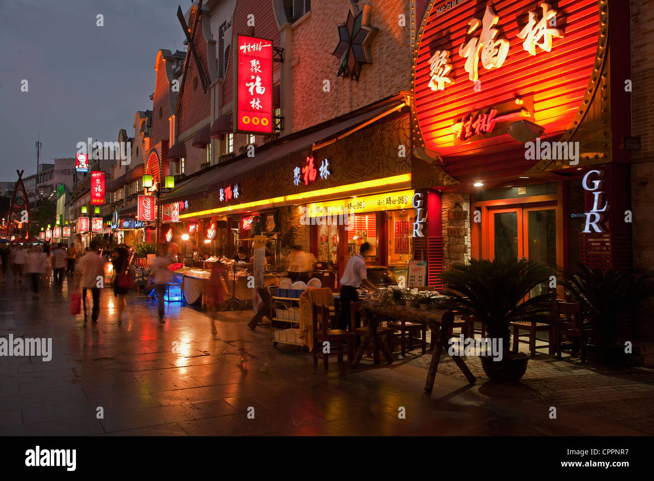 Una noche a lo largo de la famosa calle peatonal, también conocida como calle peatonal en Guilin, China Foto de stock