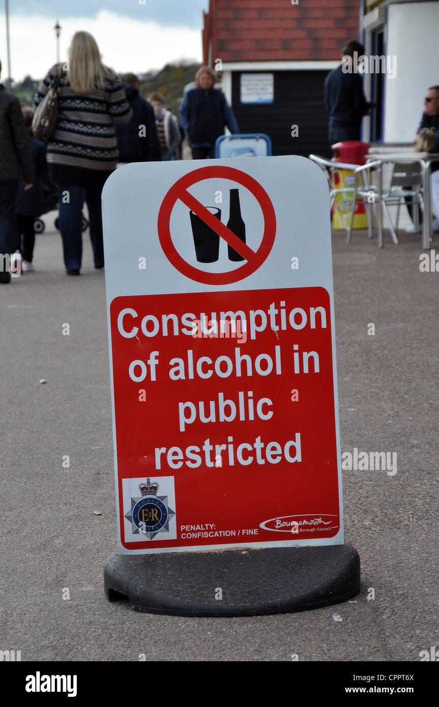 No hay signo de alcohol en bournemouth mar con personas de Inglaterra Foto de stock