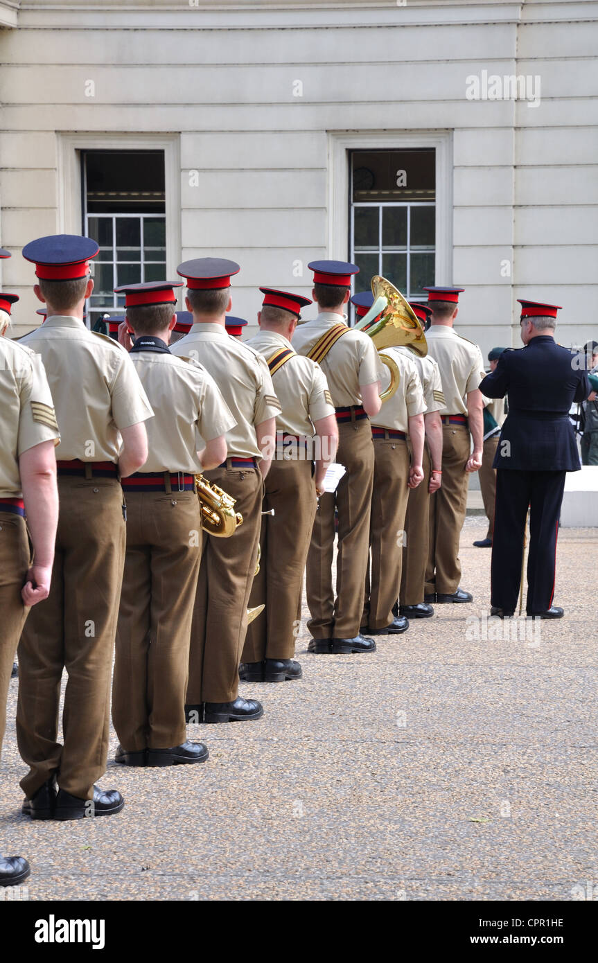 Ensayo de guardias del cuartel de Wellington, en forma de jaula, caminar, Londres, Reino Unido. Foto de stock