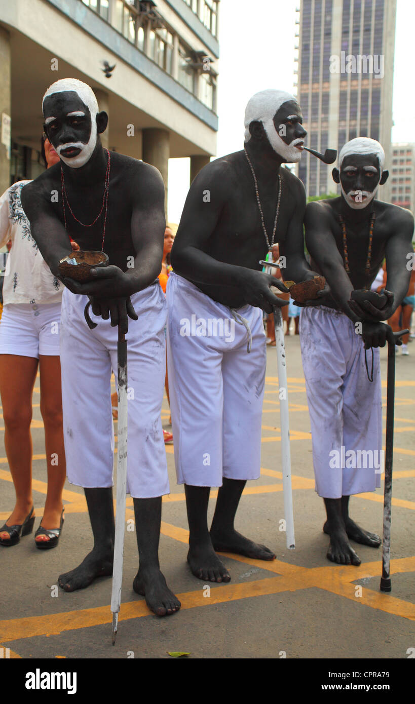Los hombres posando y celebrar el Carnaval en las calles de Río de Janeiro, Brasil Foto de stock