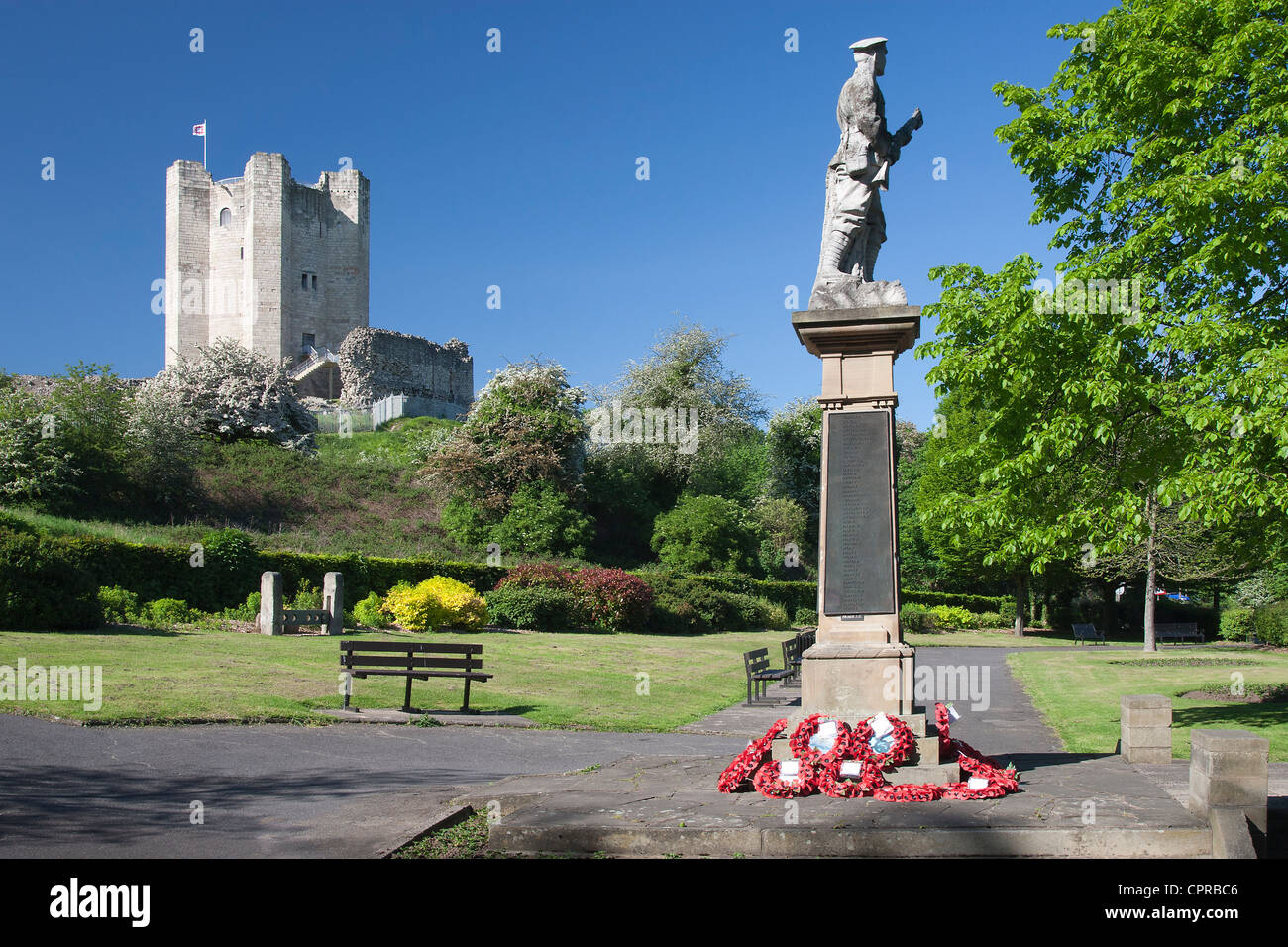 War Memorial Park de Coronación de Conisbrough Castle en Conisbrough, Doncaster, Inglaterra, Reino Unido. Foto de stock