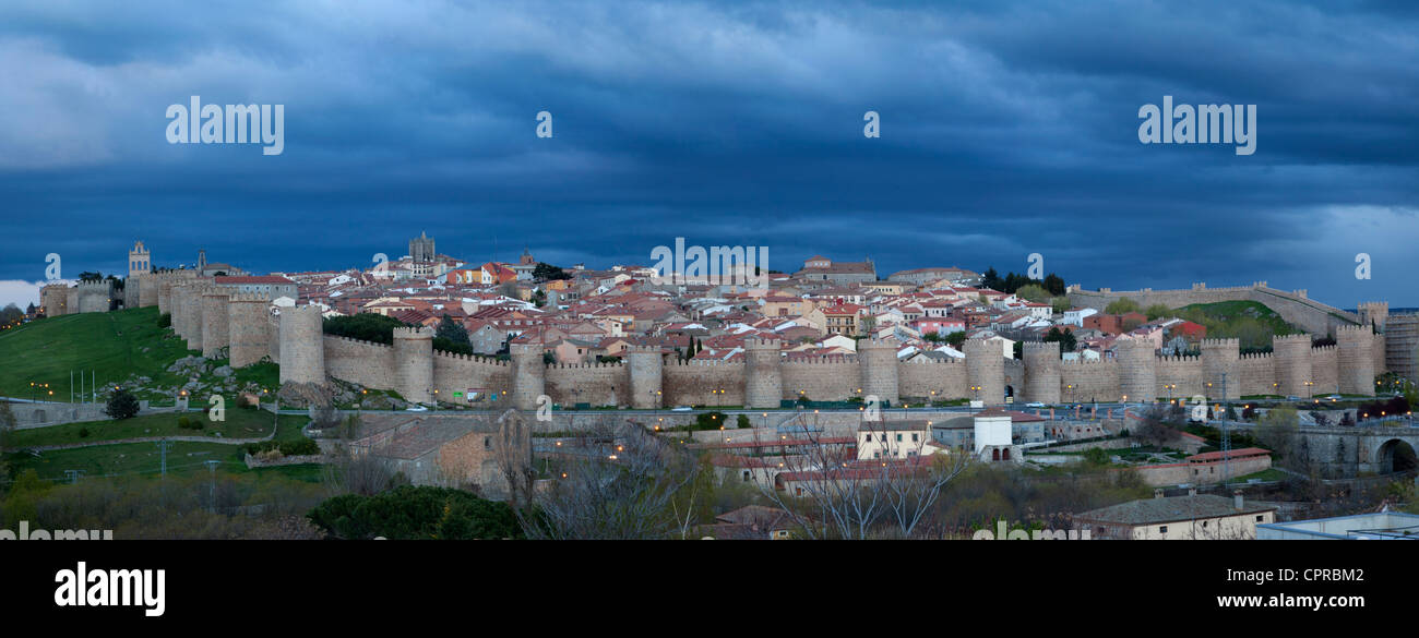 Vista panorámica aérea de la ciudad, muralla y torres de la fortaleza las  Torres de Ávila, Castilla y León, España Fotografía de stock - Alamy