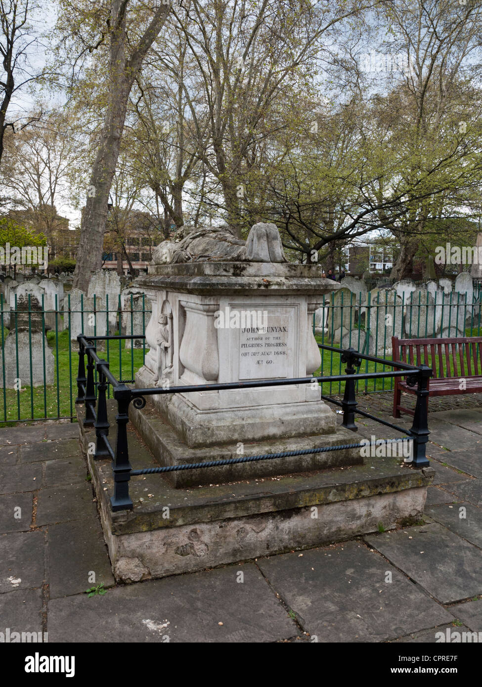 La tumba del escritor cristiano y predicador inglés conocido por su