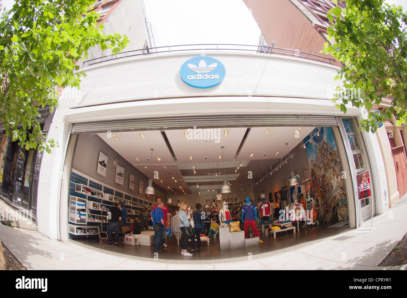 En la tienda adidas de nueva york fotograf as e im genes de alta