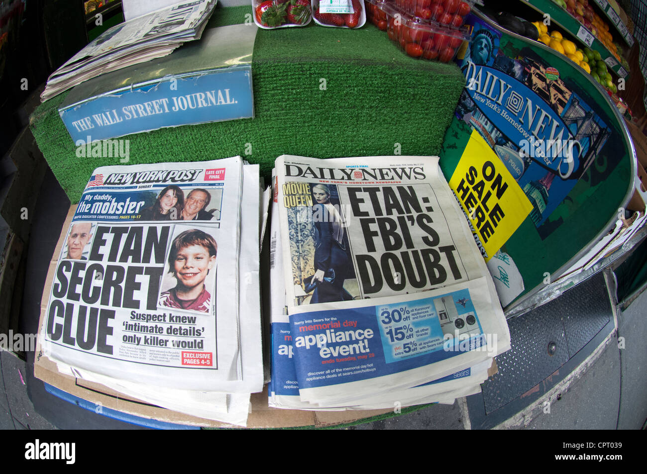 Los titulares de los periódicos en Nueva York informe sobre la solución de los 33 años de Etan Patz caso de desaparición Foto de stock