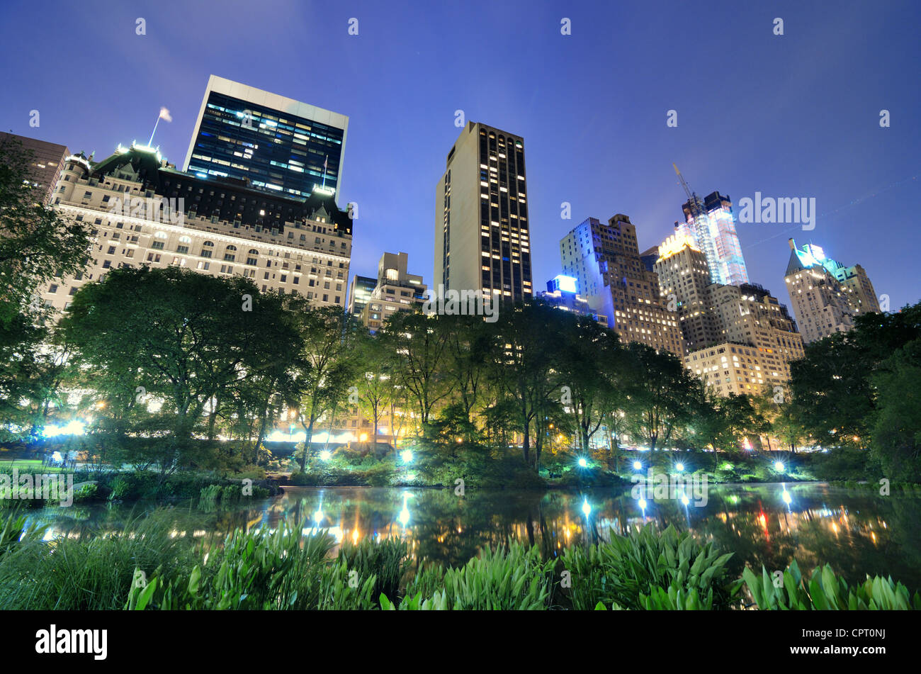 El verano en el Central Park de Nueva York en la noche Foto de stock