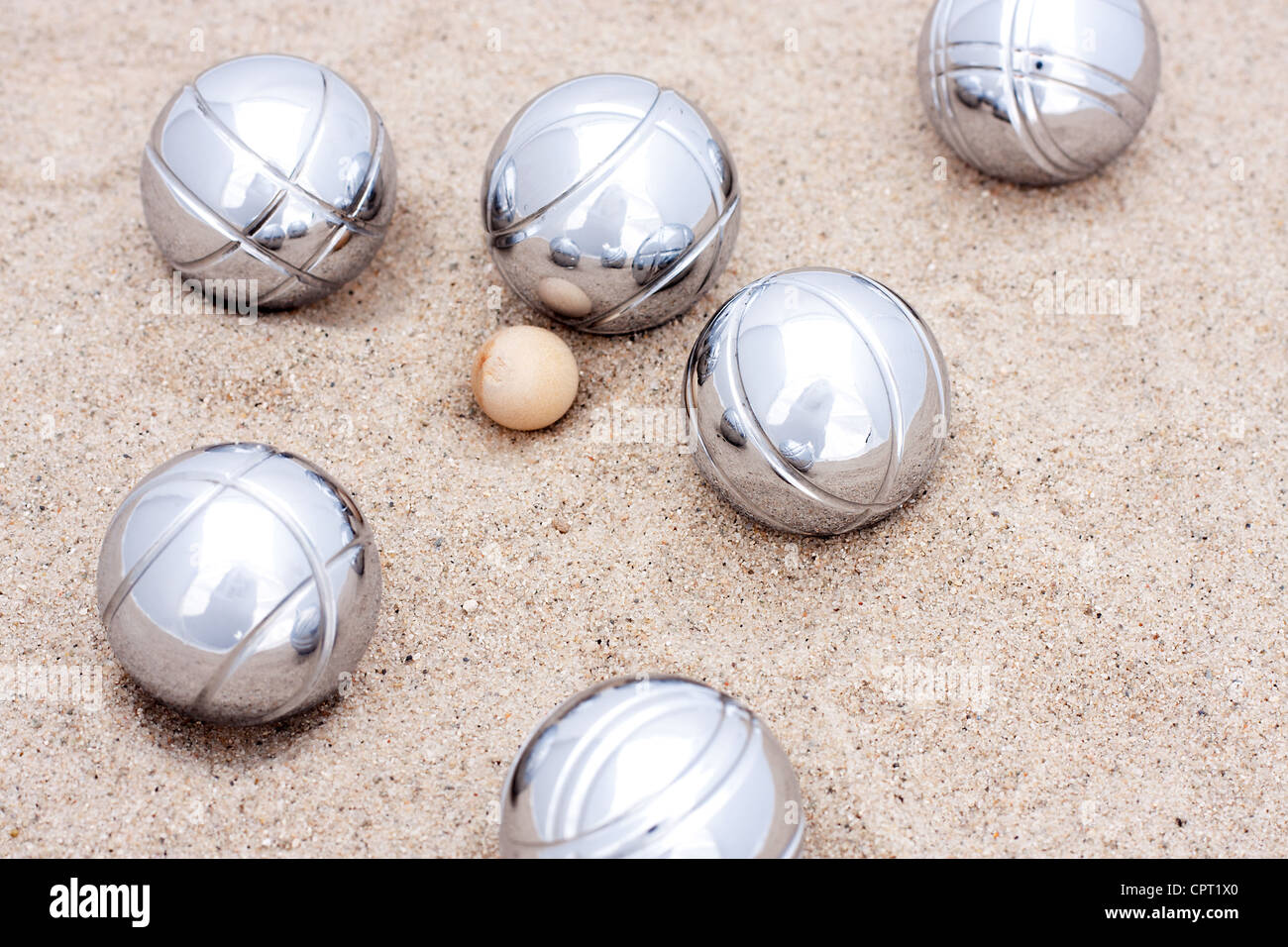 Bolas de metal en la arena e imágenes de resolución - Alamy