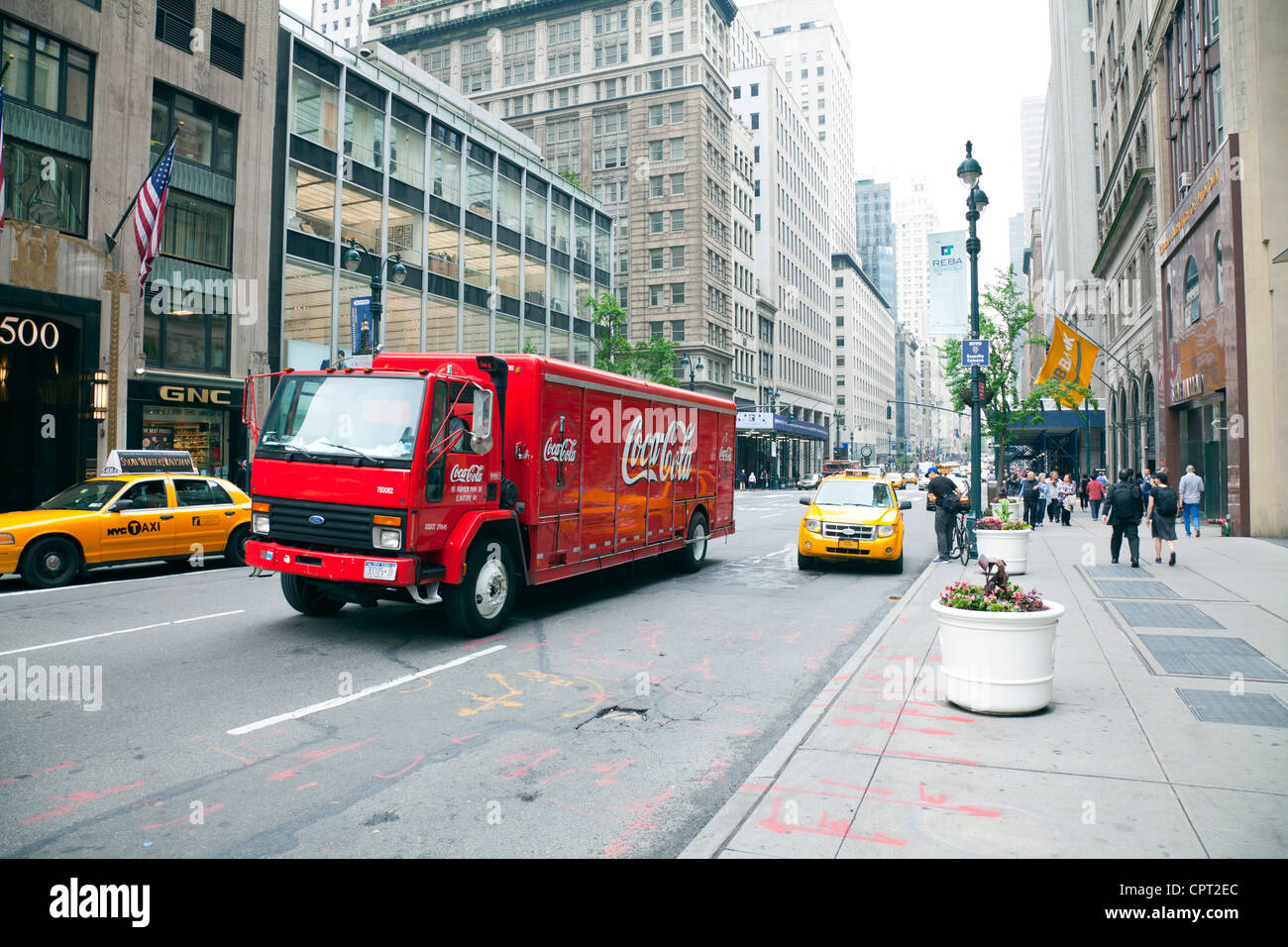 Camión De Entrega De Cocacola Rojo Brillante Girando En La 5ª Avenida En El  Centro De Manhattan. Camión De Entrega Lleno De Coca a Foto editorial -  Imagen de anuncio, acoplado: 190900921