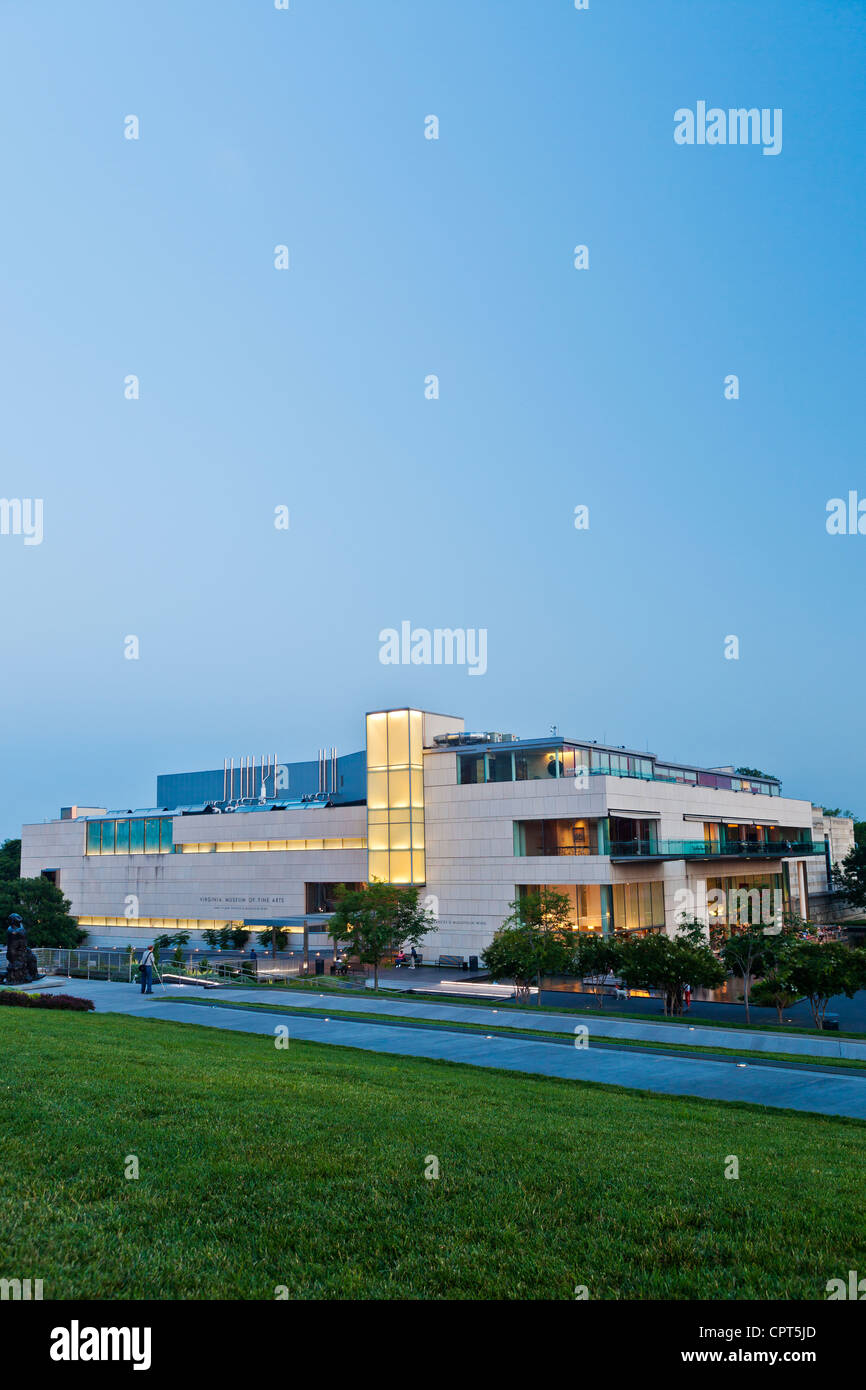 El Virginia Museum of Fine Arts en Richmond, Virginia en la noche Foto de stock