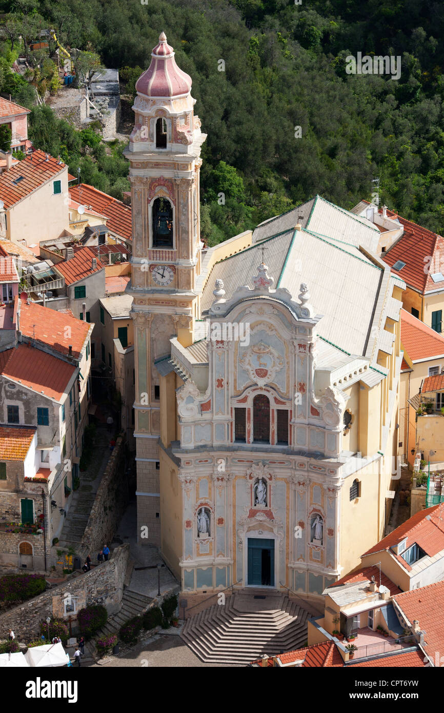 VISTA AÉREA. Iglesia de San Giovanni Battista, también conocida como Iglesia Corallini (coral). Cervo, Provincia de Imperia, Liguria, Italia. Foto de stock