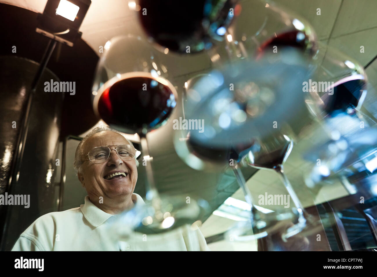Angelo Gaja, un famoso vino italiano-productor., sobre una mesa, el maestro vino ha dispuesto algunas copas de degustación de vino. Foto de stock
