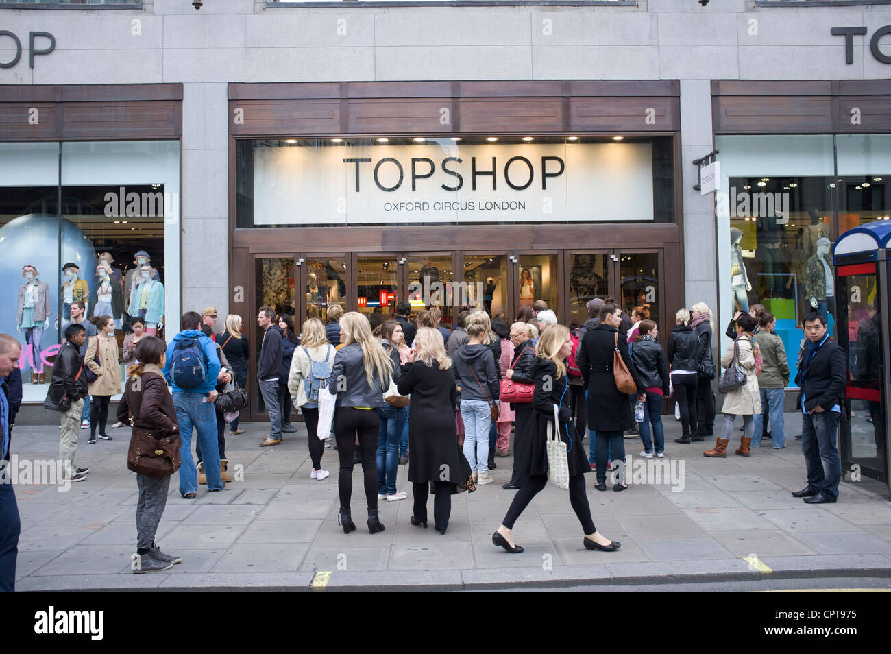 Tienda Topshop en Londres, la zona de compras de Oxford Street. Los  compradores están esperando la tienda abierta el domingo por la mañana a  las 11 de la mañana Fotografía de stock -