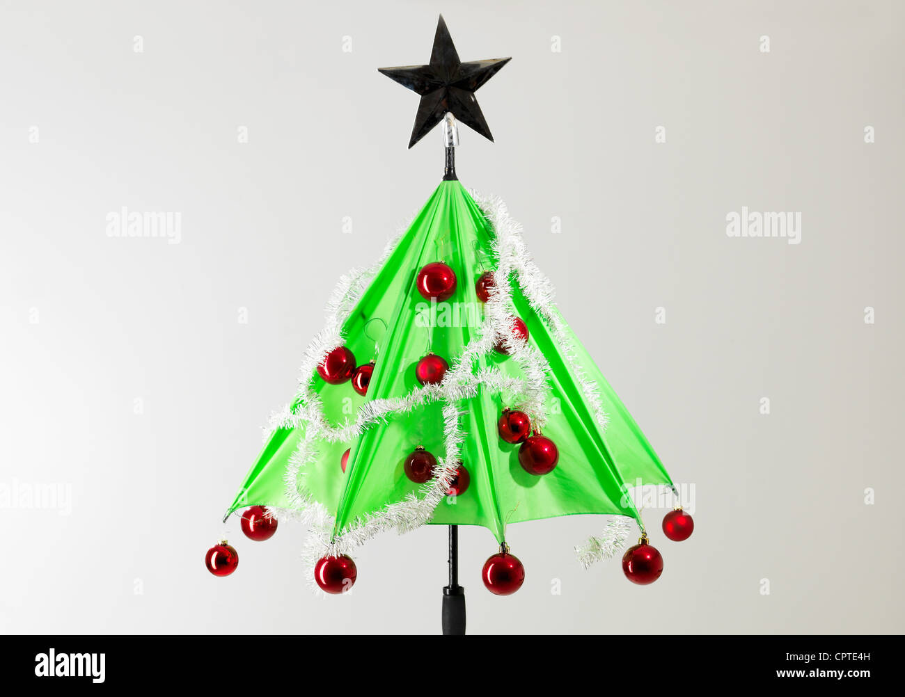 Paraguas verde con decoraciones de Navidad el fondo blanco Fotografía de stock - Alamy