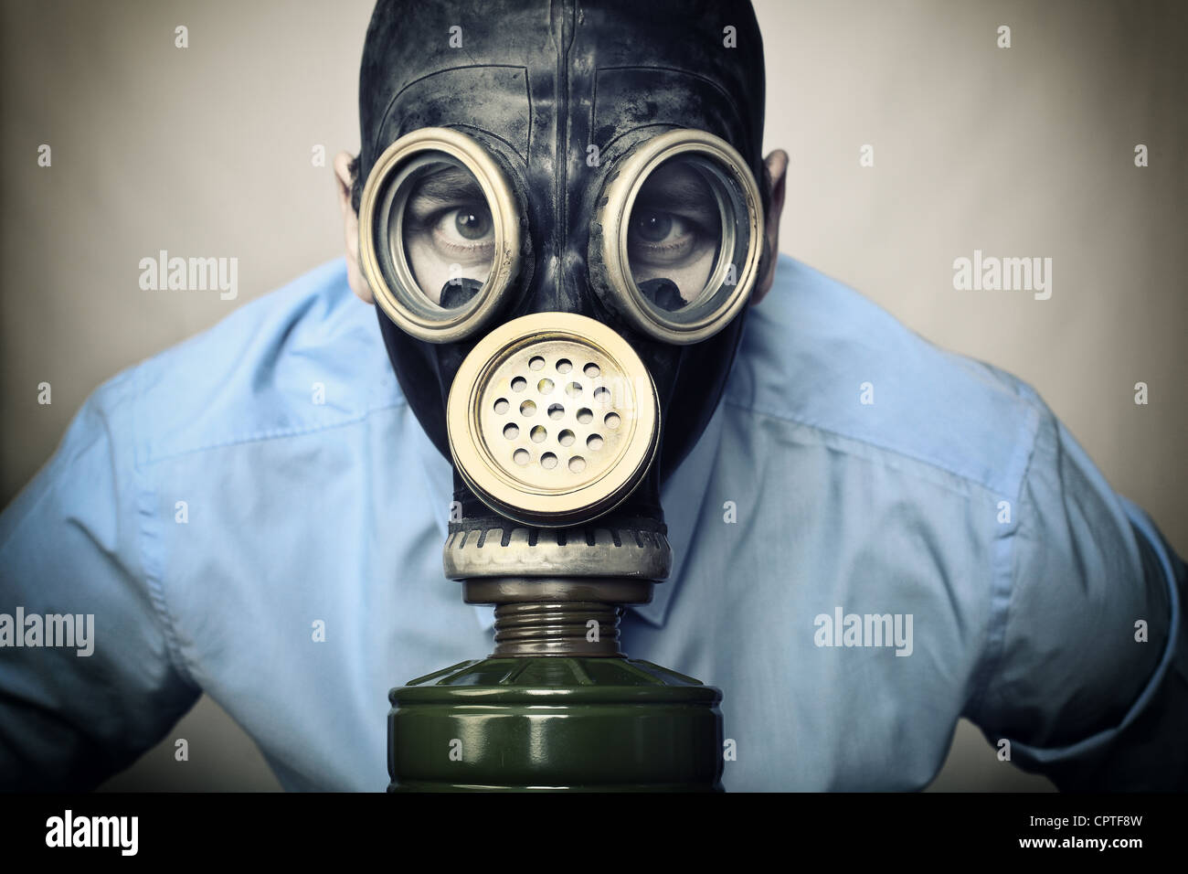Retrato del hombre vestido con máscara de gas ruso clásico Foto de stock