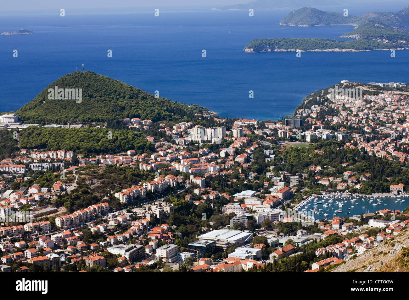 Suburbios del Norte de la ciudad de Dubrovnik, Lapad, Babin Kuk y Gruz y Los Elaphite islas en la distancia del Monte Srd Dubrovnik Foto de stock