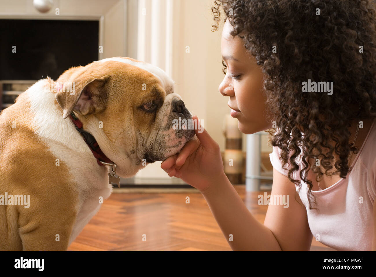 Chica jugando con su perro cachorro Foto de stock