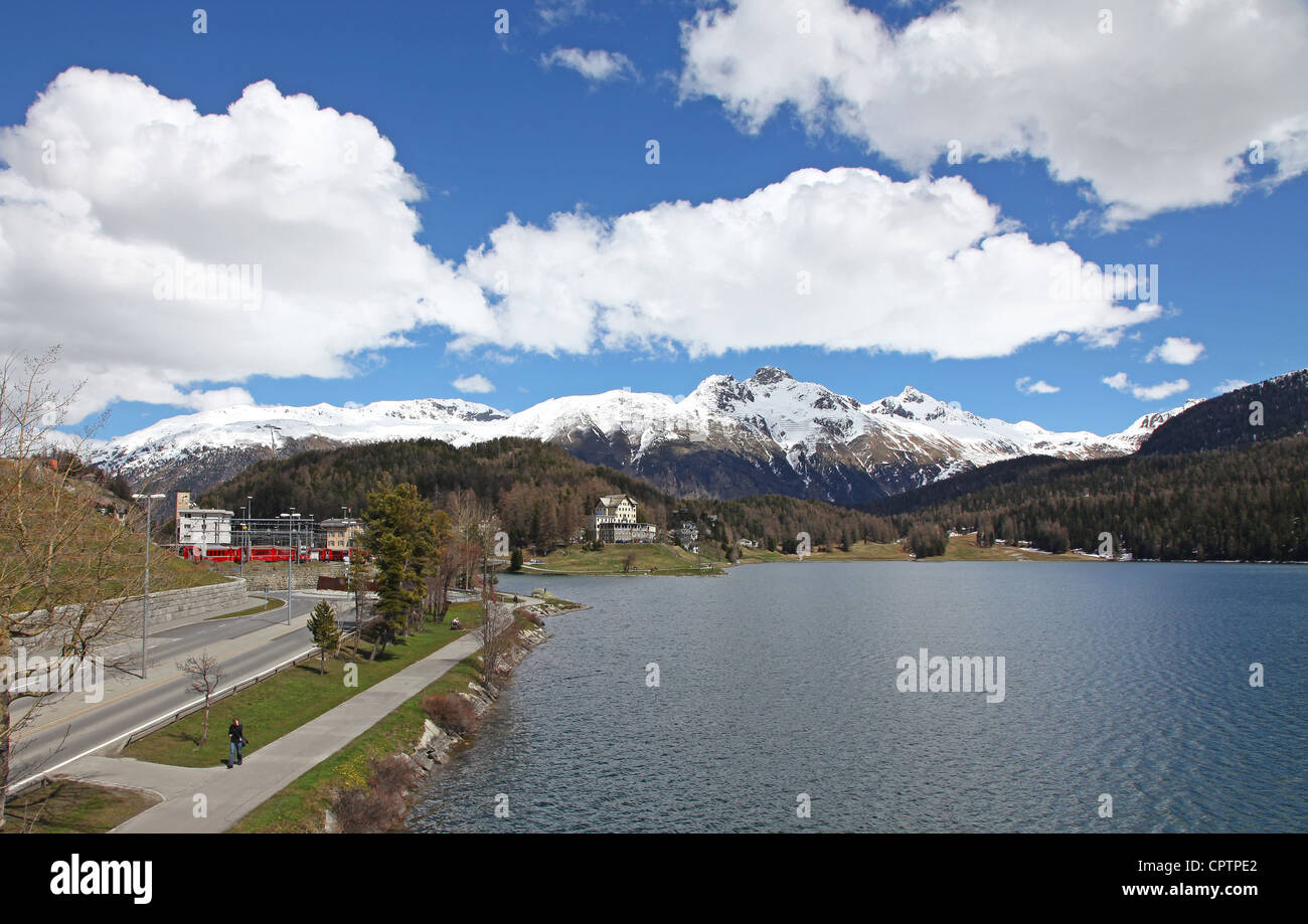 Moritz y Lake St. Moritz en primavera, Upper Engadin, Suiza Foto de stock