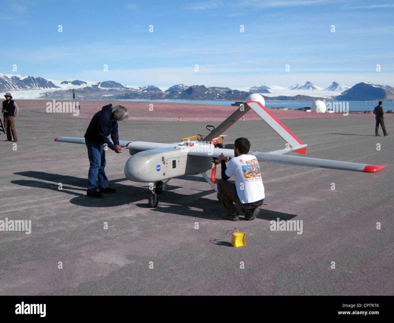 SIERRA de aviones no tripulados de check-out en la pista de Ny-Ålesund antes del primer vuelo de prueba. Foto de stock