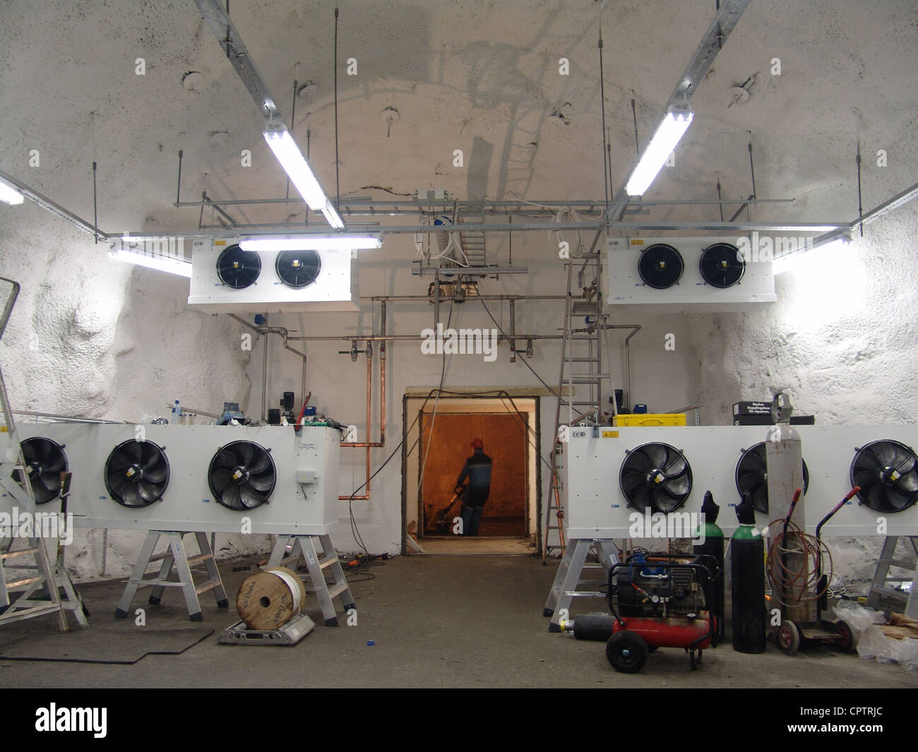 Los sistemas de enfriamiento en una de las cámaras frigoríficas en la Bóveda Global de semillas de Svalbard Foto de stock