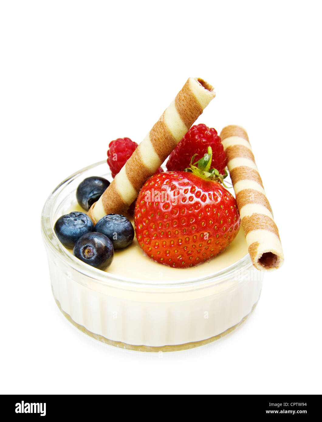 Postre saludable - fresa, frambuesa con galletas de chocolate y yogur. Aislado en blanco. Foto de stock