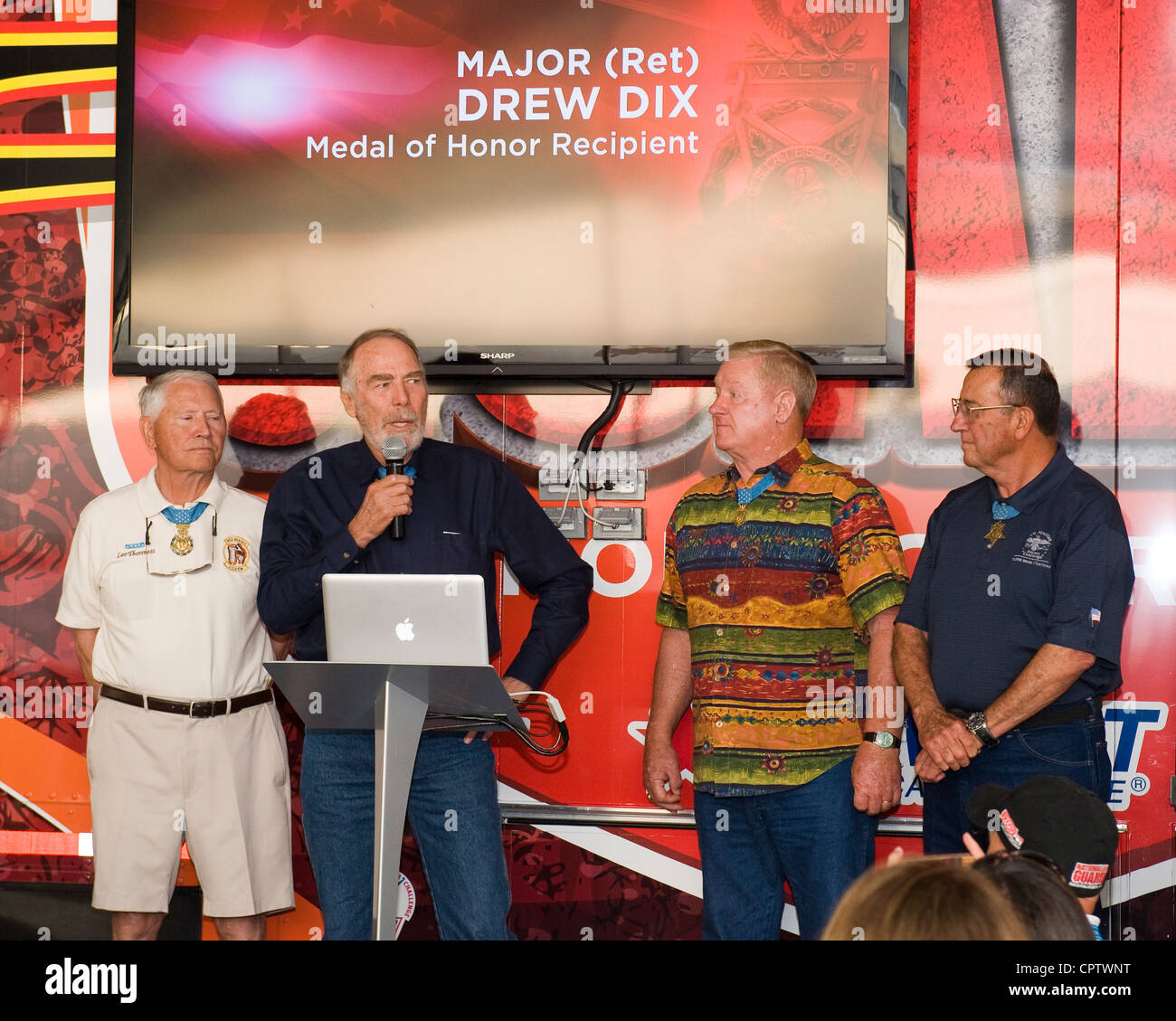 El ganador de la Medalla de honor, el mayor retirado Drew Dix, y los compañeros ganadores de la Medalla de honor hablan sobre las tasas de desempleo de veteranos en la reunión Panther Racing, Employers Support of the Guard and Reserve celebrada en el Indianapolis Motor Speedway, sábado 26 de mayo de 2012. El programa ESGR es la agencia principal del Departamento de Defensa que promueve la cooperación, comprensión y apoyo entre los empleadores civiles y sus empleados de la Guardia y la Reserva. Foto de stock
